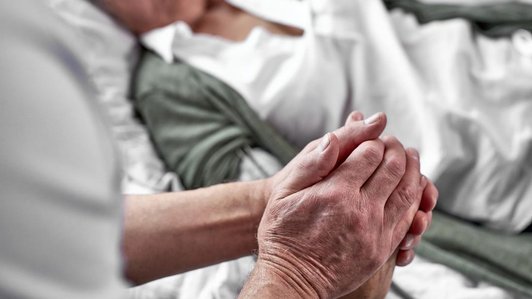 Händer håller om varandra.